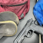 Dupla é conduzida à delegacia após PM encontrar simulacro de pistola no centro de Camaçari