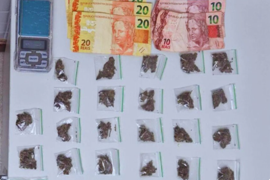 Abordagem policial intercepta suspeito com maconha, dinheiro e balança em condomínio residencial de Camaçari