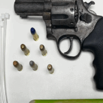 Homem é preso com revólver após ameaçar moradores em bairro de Camaçari