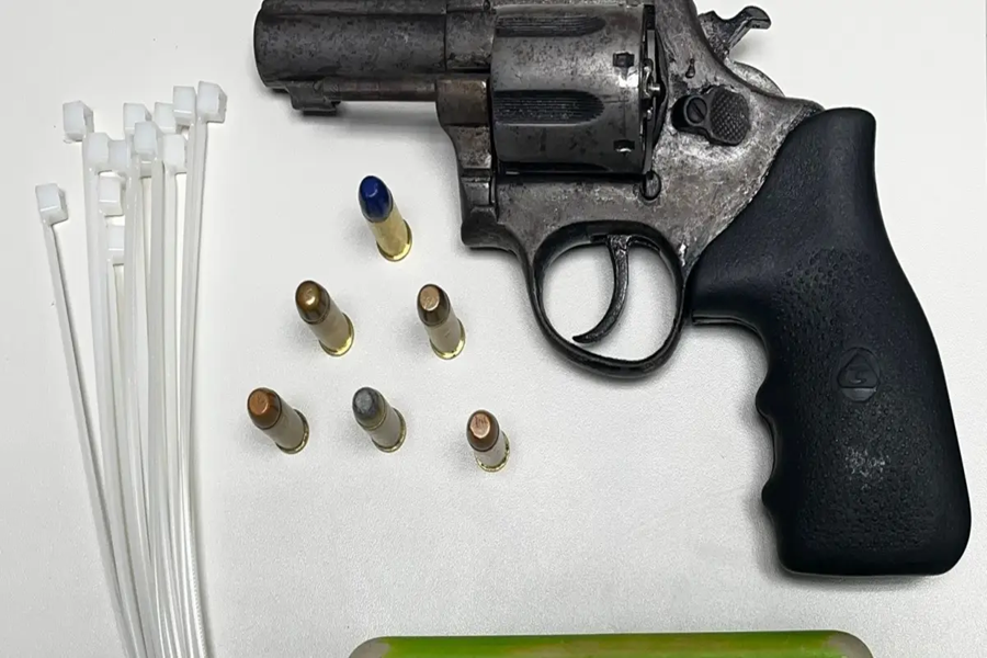 Homem é preso com revólver após ameaçar moradores em bairro de Camaçari