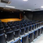 Comédia ‘As Meninas da Pesada’ leva humor e reflexão ao palco do Teatro Alberto Martins