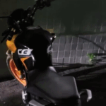 Suspeito abandona moto roubada e consegue fugir durante perseguição na Via Parafuso
